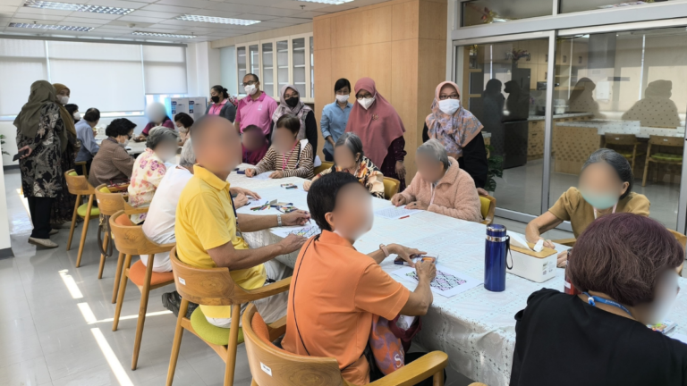 Kegiatan Membatik Para Lansia di Universitas Chula, Thailand